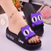 Ikdienas čības ar uzrakstu un 3D elementiem