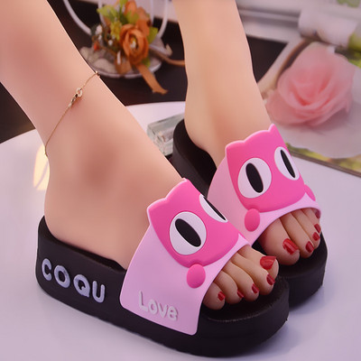 Ikdienas čības ar uzrakstu un 3D elementiem