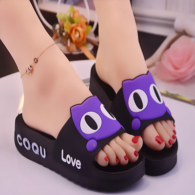 Ikdienas čības ar uzrakstu un 3D elementiem