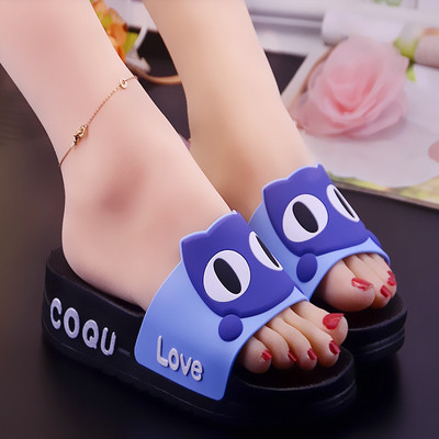 Ikdienas čības ar uzrakstu un 3D elementiem