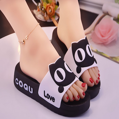 Ikdienas čības ar uzrakstu un 3D elementiem