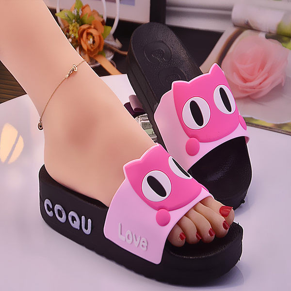 Ikdienas čības ar uzrakstu un 3D elementiem