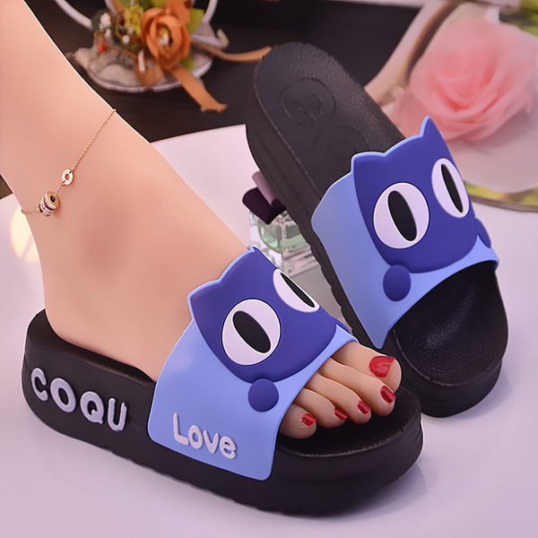 Ikdienas čības ar uzrakstu un 3D elementiem