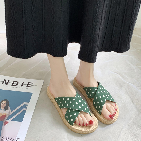 Sieviešu ikdienas čības ar krusteniskām siksnām