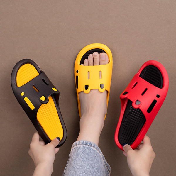 Gumijas ikdienas čības ar 3D elementu