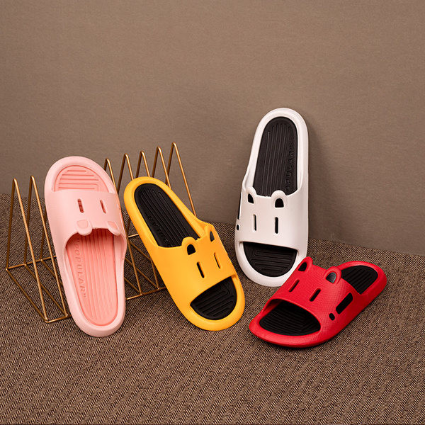 Gumijas ikdienas čības ar 3D elementu