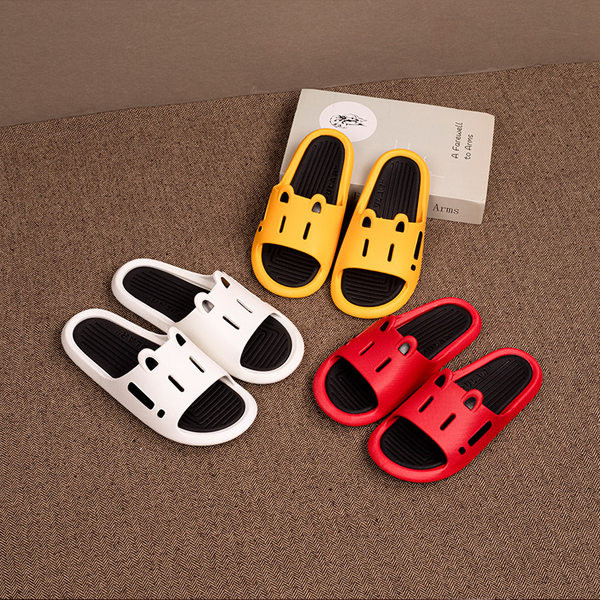 Gumijas ikdienas čības ar 3D elementu