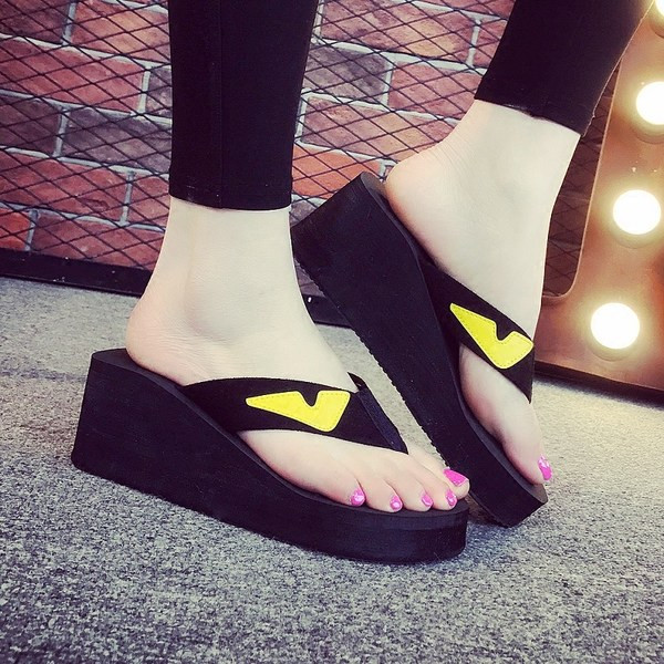 Ikdienas čības no unisex modeļa uz līdzenas zoles ar 3D rotājumu