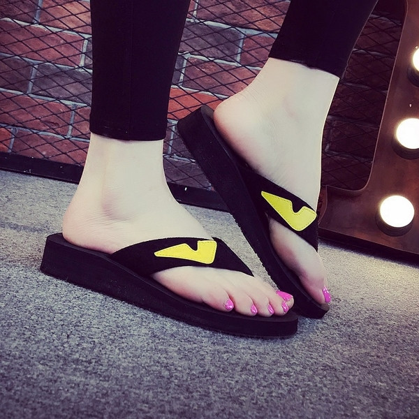 Ikdienas čības no unisex modeļa uz līdzenas zoles ar 3D rotājumu