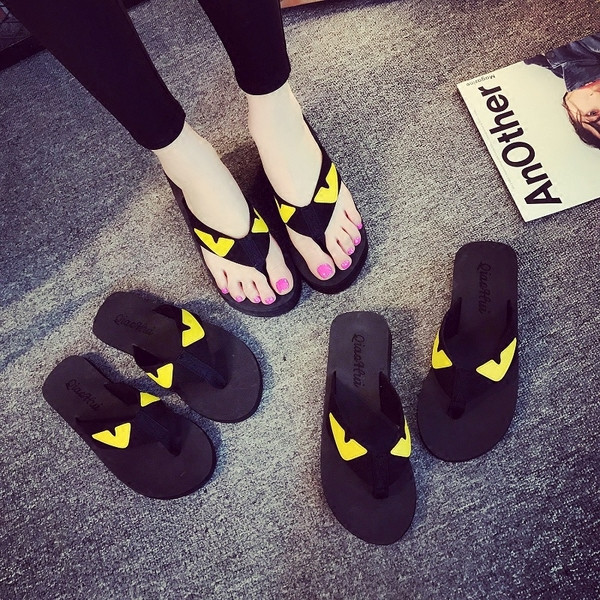 Ikdienas čības no unisex modeļa uz līdzenas zoles ar 3D rotājumu