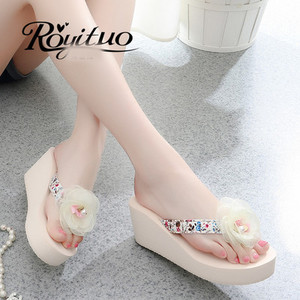 Jauns sieviešu čību modelis ar 3D elementu un 6,5 cm augstu platformu