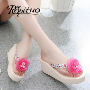 Jauns sieviešu čību modelis ar 3D elementu un 6,5 cm augstu platformu