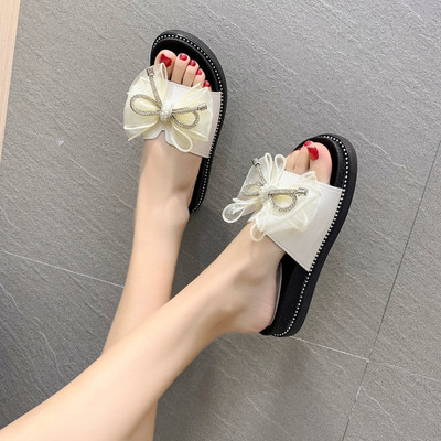 Sieviešu mākslīgās ādas čības ar dekoratīviem akmentiņiem un lentīti