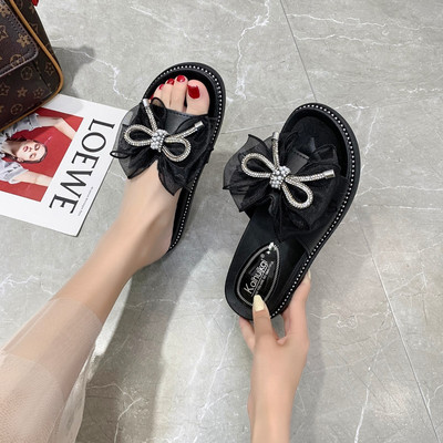 Sieviešu mākslīgās ādas čības ar dekoratīviem akmentiņiem un lentīti