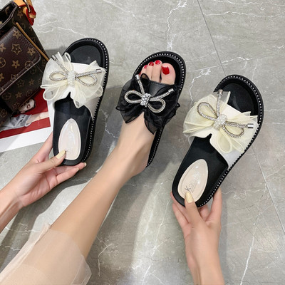 Sieviešu mākslīgās ādas čības ar dekoratīviem akmentiņiem un lentīti