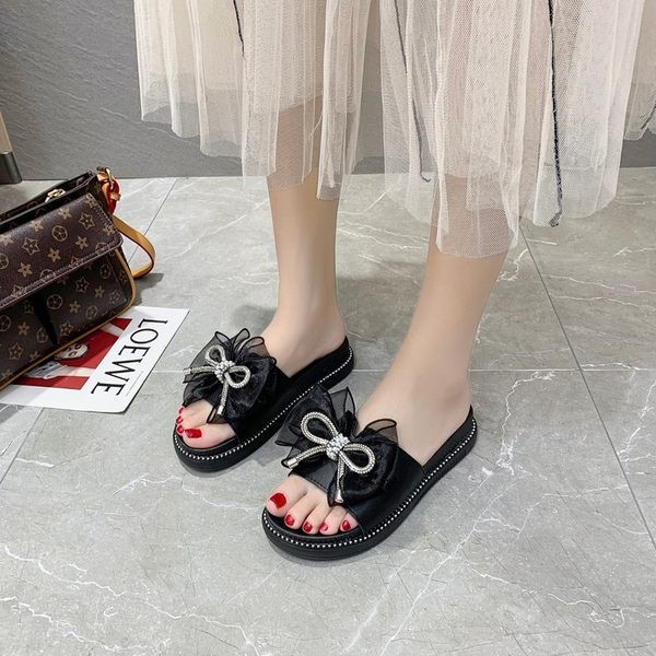 Sieviešu mākslīgās ādas čības ar dekoratīviem akmentiņiem un lentīti