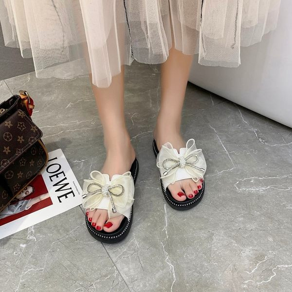 Sieviešu mākslīgās ādas čības ar dekoratīviem akmentiņiem un lentīti