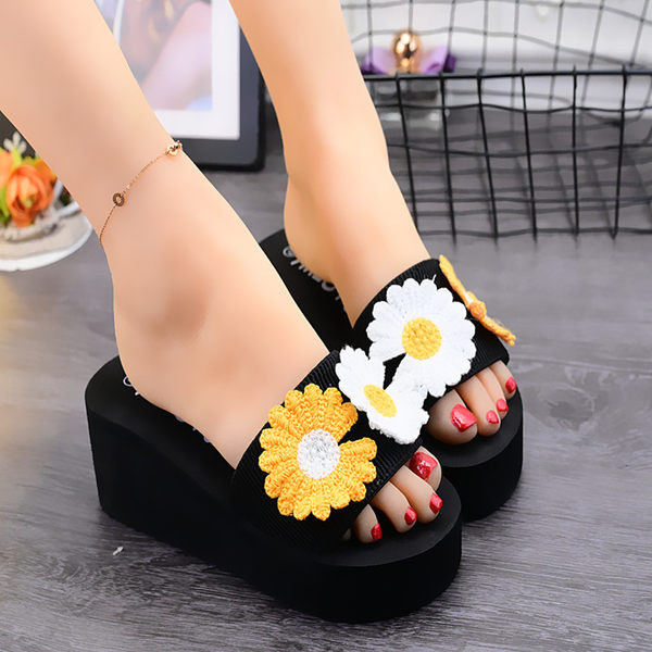 Modernas čības ar 3D ziediem un platformu 6,5 cm