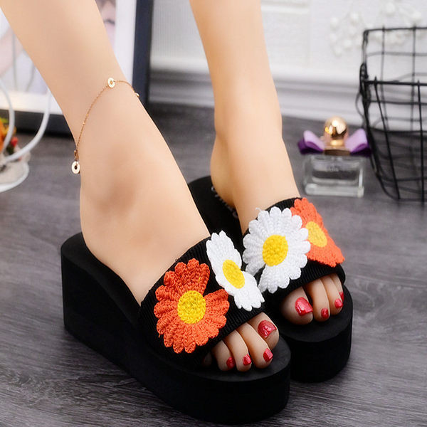 Modernas čības ar 3D ziediem un platformu 6,5 cm