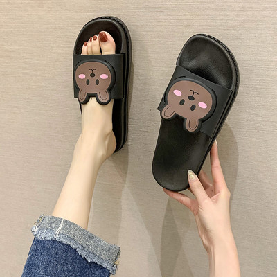 Γυναικείες λαστιχένιες παντόφλες με απλικέ αρκουδάκι