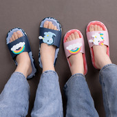 Gumijas čības ar krāsainiem aplikācijām