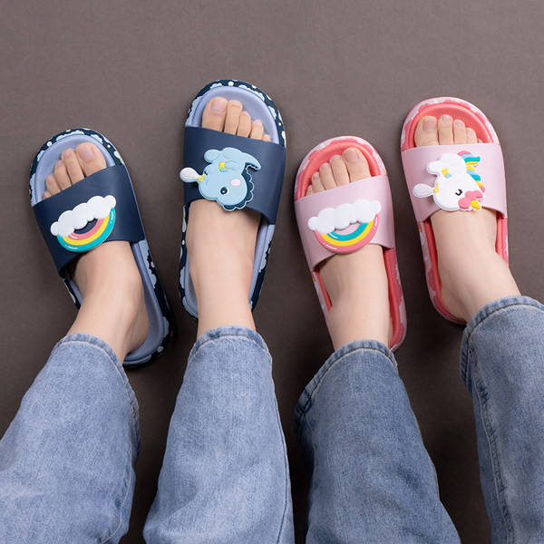 Gumijas čības ar krāsainiem aplikācijām