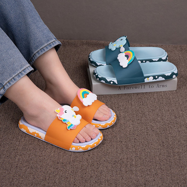 Gumijas čības ar krāsainiem aplikācijām