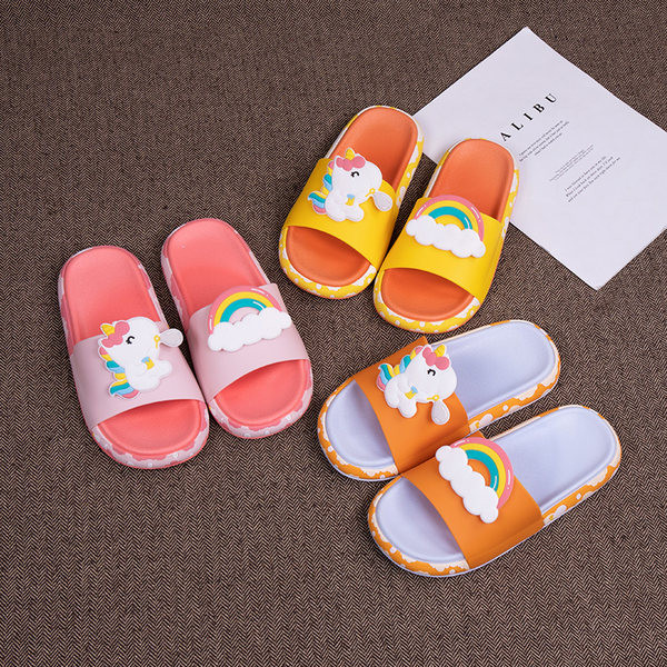 Gumijas čības ar krāsainiem aplikācijām