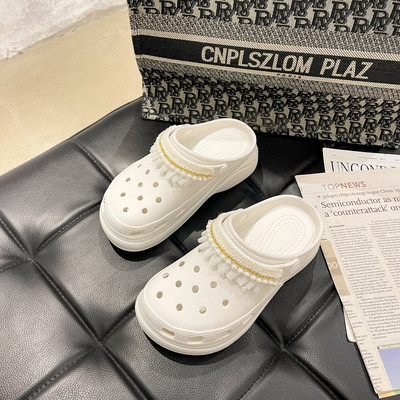 Jauns sieviešu čību modelis ar cirtām baltā un melnā krāsā