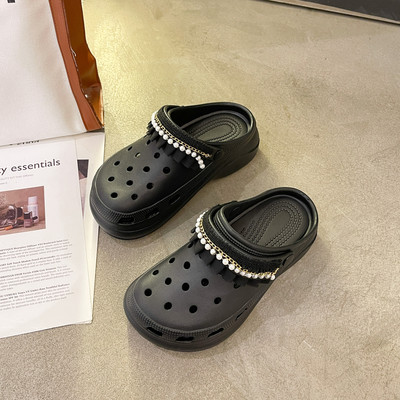 Jauns sieviešu čību modelis ar cirtām baltā un melnā krāsā