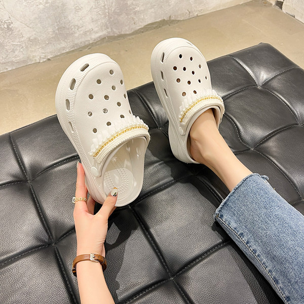 Jauns sieviešu čību modelis ar cirtām baltā un melnā krāsā