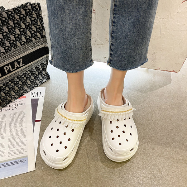 Jauns sieviešu čību modelis ar cirtām baltā un melnā krāsā