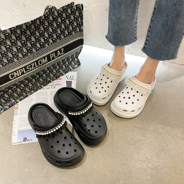 Jauns sieviešu čību modelis ar cirtām baltā un melnā krāsā