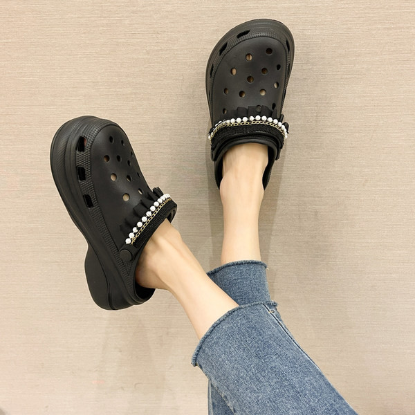 Jauns sieviešu čību modelis ar cirtām baltā un melnā krāsā