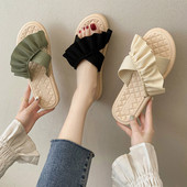 Modernas sieviešu čības ar cirtām trīs krāsās