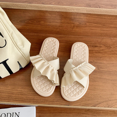 Modernas sieviešu čības ar cirtām trīs krāsās