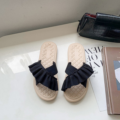 Modernas sieviešu čības ar cirtām trīs krāsās