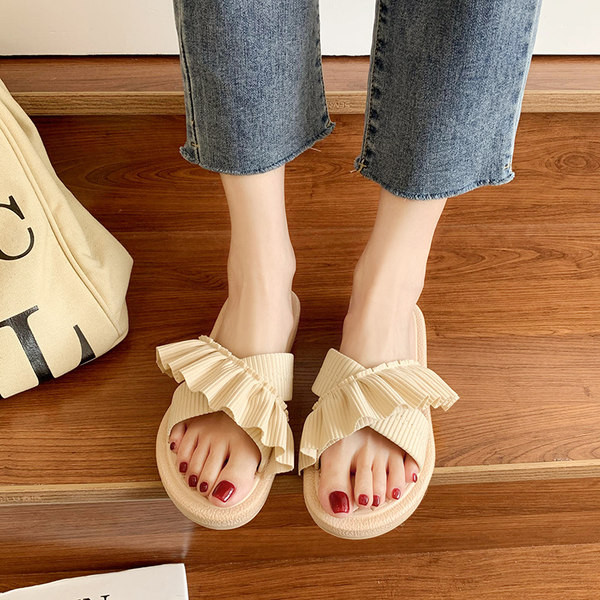 Modernas sieviešu čības ar cirtām trīs krāsās