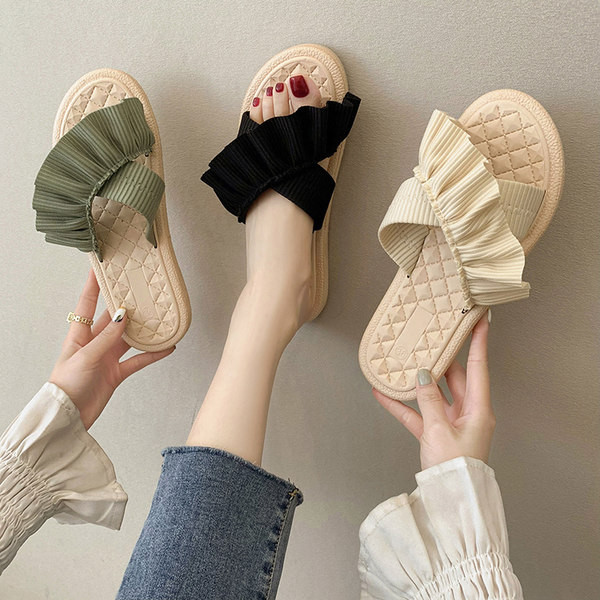 Modernas sieviešu čības ar cirtām trīs krāsās