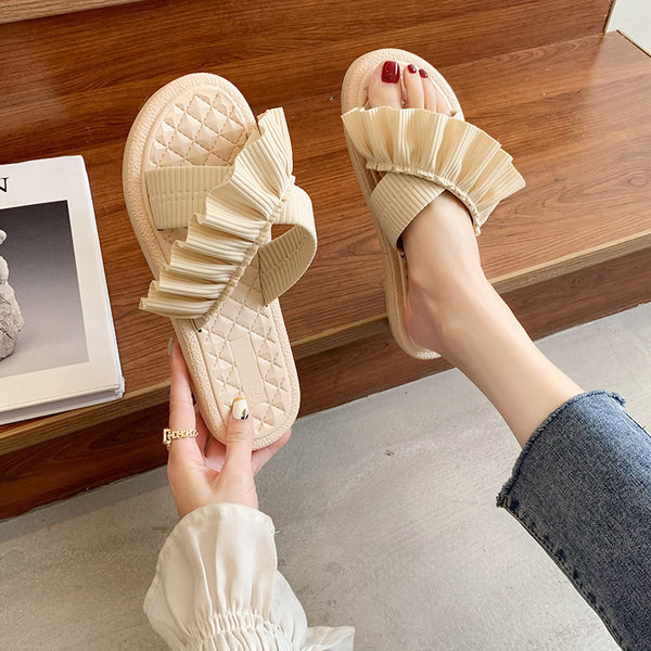 Modernas sieviešu čības ar cirtām trīs krāsās