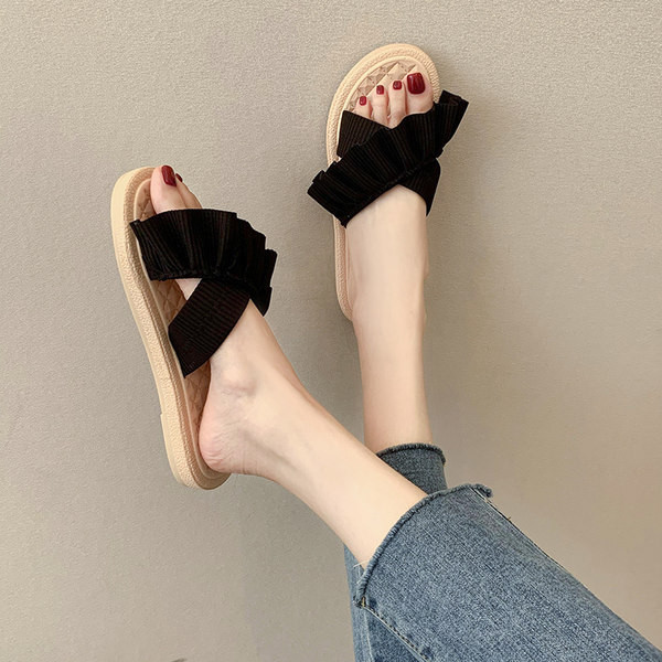 Modernas sieviešu čības ar cirtām trīs krāsās