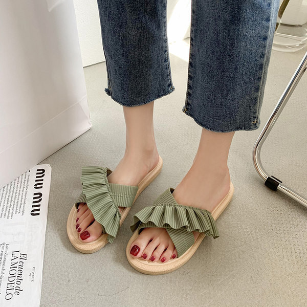 Modernas sieviešu čības ar cirtām trīs krāsās