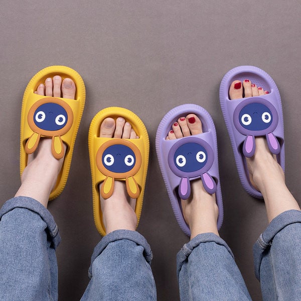 Gumijas čības sievietēm un vīriešiem ar 3D aplikāciju