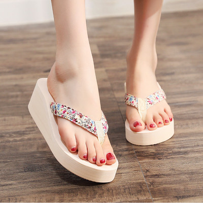 Sieviešu čības starp pirkstiem ar ziedu motīviem