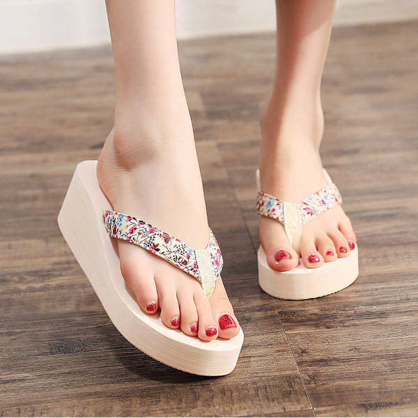 Sieviešu čības starp pirkstiem ar ziedu motīviem