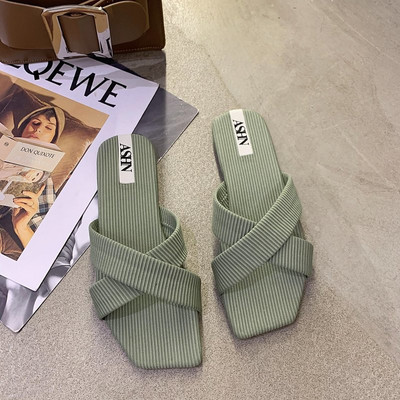 Καλοκαιρινές γυναικείες παντόφλες με σταυρωτά λουράκια σε τρία χρώματα