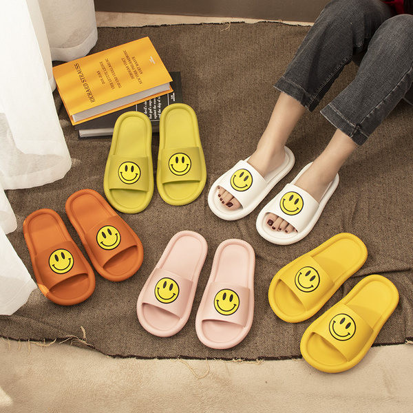 Gumijas ikdienas čības ar krāsainu emocijzīmi