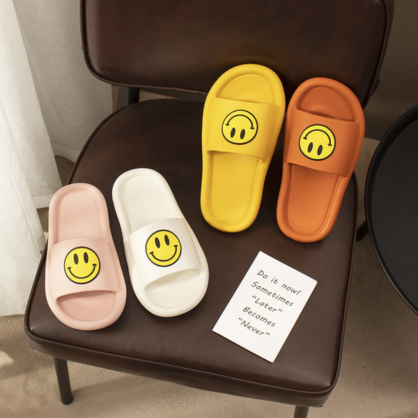 Gumijas ikdienas čības ar krāsainu emocijzīmi