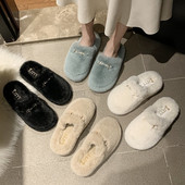 Modernas sieviešu čības ar metāla elementu un dūnām