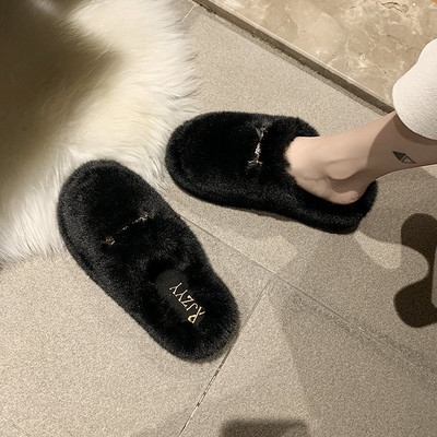 Modernas sieviešu čības ar metāla elementu un dūnām